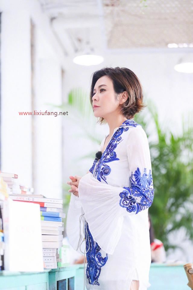 白色刺繡襯衫配短褲簡約優雅,清爽舒適