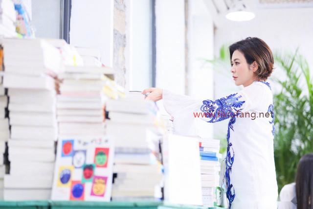 白色刺繡襯衫配短褲簡約優雅,清爽舒適