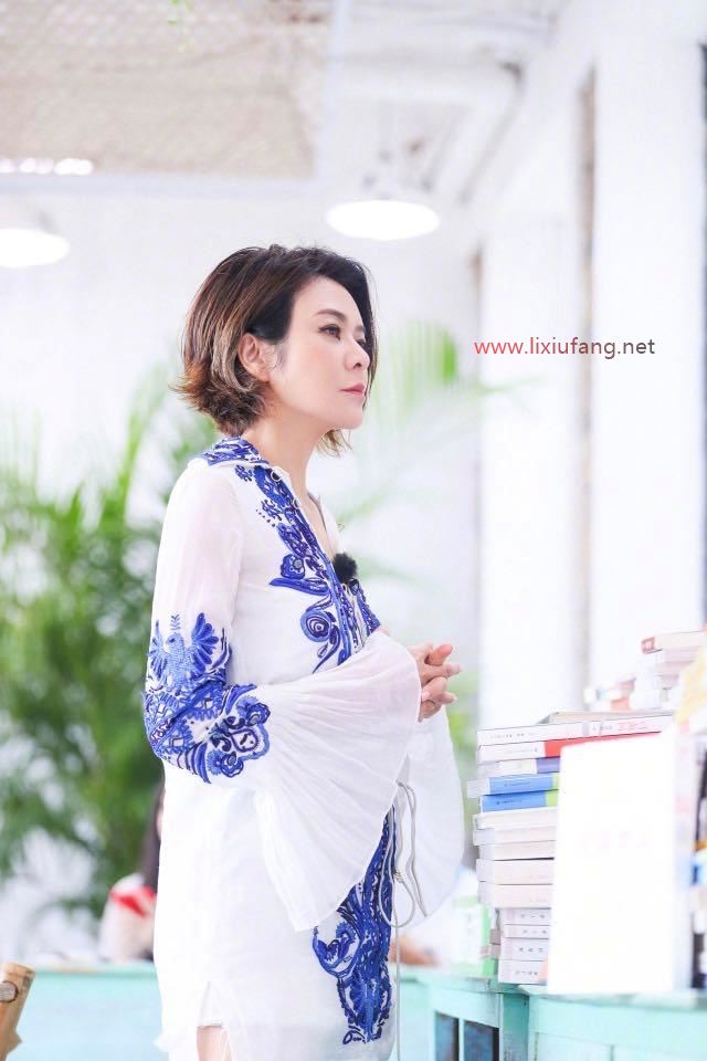 白色刺繡襯衫配短褲簡約優雅,清爽舒適