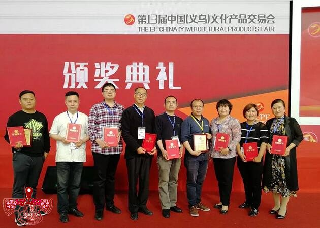 麗繡坊手繡彩金鳳旗袍榮獲美術金獎 麗繡坊手繡彩金鳳旗袍榮獲美術金獎