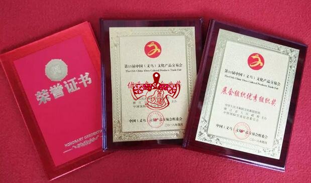 麗繡坊手繡彩金鳳旗袍榮獲美術金獎 麗繡坊手繡彩金鳳旗袍榮獲美術金獎