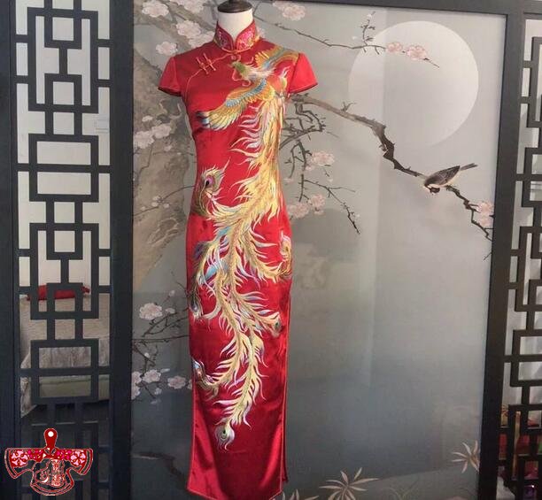 金獎作品《手繡彩金鳳旗袍》 金獎作品《手繡彩金鳳旗袍》