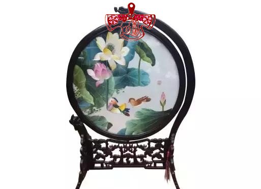 鴛鴦荷花:寓意雙宿雙棲、和和美美,作為祝福又有天成佳偶、白頭偕老的意思。 鴛鴦荷花:寓意雙宿雙棲、和和美美,作為祝福又有天成佳偶、白頭偕老的意思。