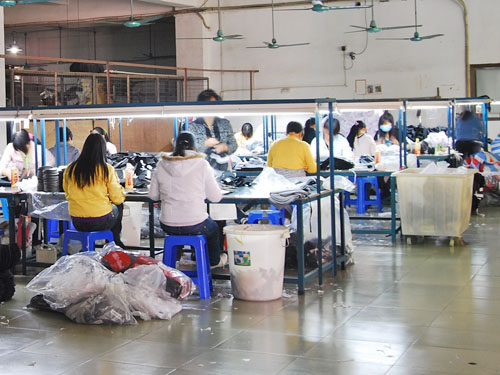 麗繡坊電腦繡花車間加工現場 麗繡坊電腦繡花車間加工現場