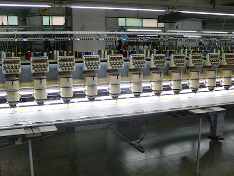 麗繡坊電腦繡花車間加工現場 麗繡坊電腦繡花車間加工現場