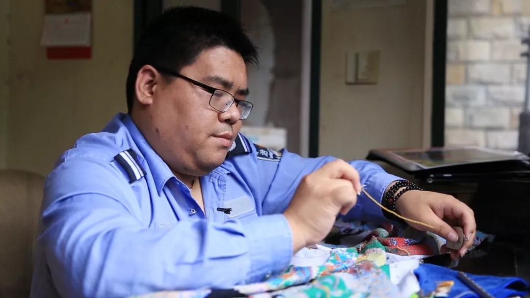 杭州保安小哥迷上繡花:不想減肥,不找女友…… 杭州保安小哥迷上繡花:不想減肥,不找女友……