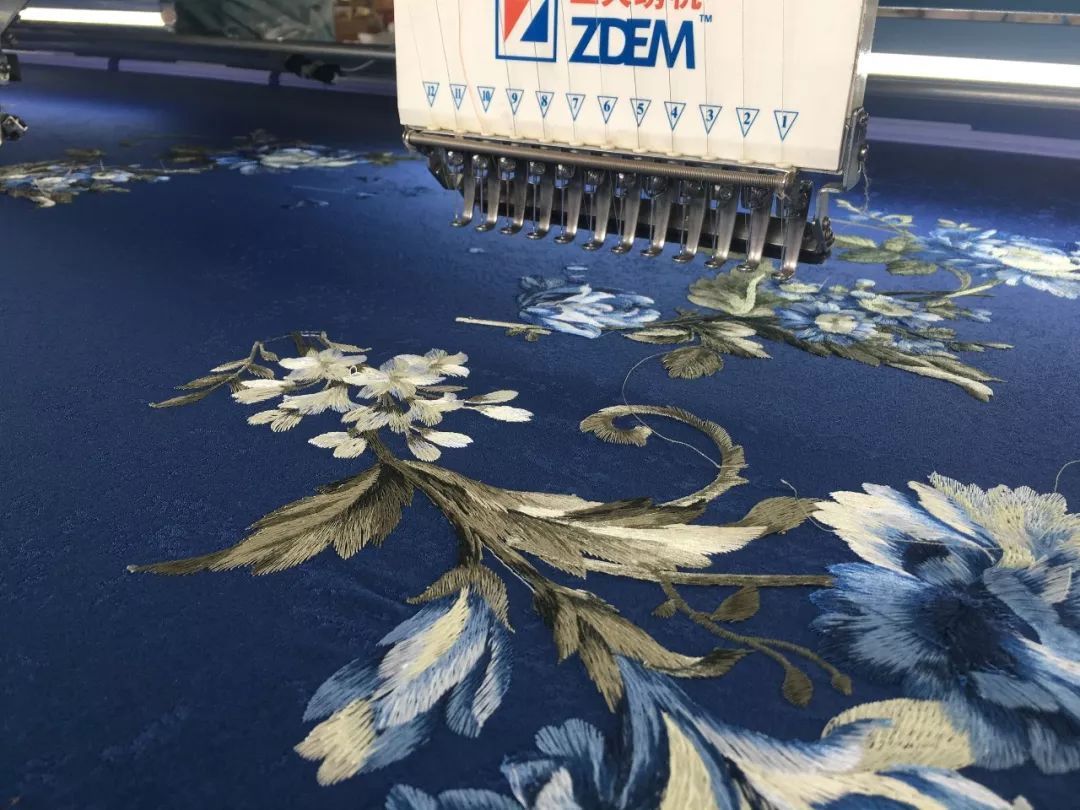 刺繡墻布在電腦繡花車間的繡花全過程 刺繡墻布在電腦繡花車間的繡花全過程