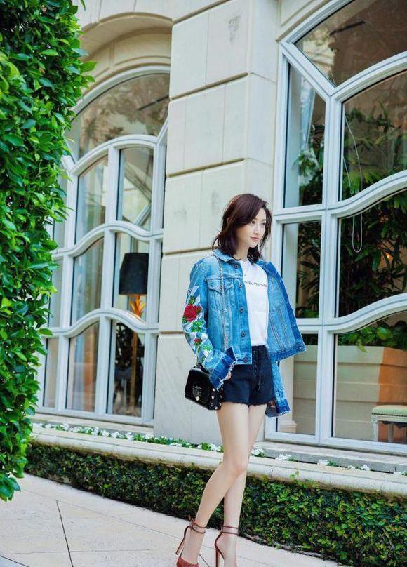 身著繡花牛仔上衣的景甜好看極了 身著繡花牛仔上衣的景甜好看極了