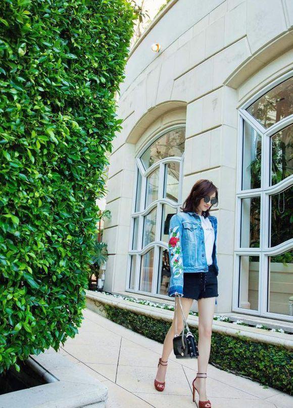 身著繡花牛仔上衣的景甜好看極了 身著繡花牛仔上衣的景甜好看極了