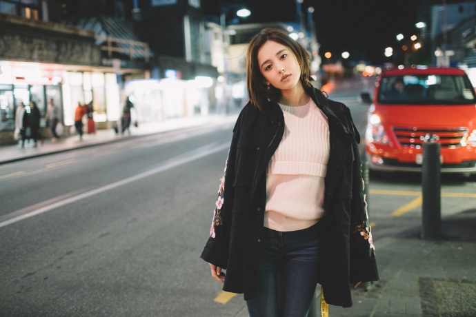 娜扎刺繡小桃花黑色外套超級撫媚 娜扎刺繡小桃花黑色外套超級撫媚