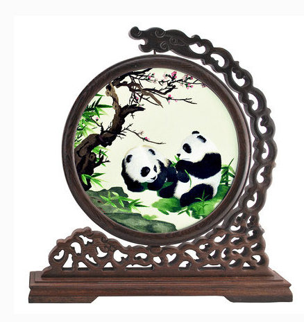 巧手“繡花男”搖身繡女只為養活家人 巧手“繡花男”搖身繡女只為養活家人